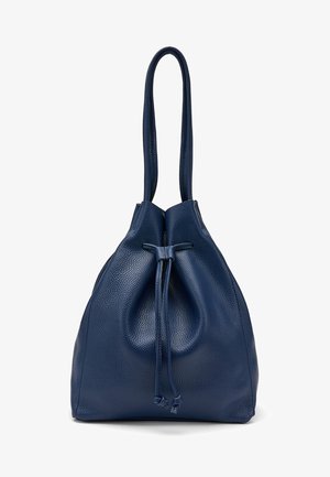 Bolso tote de cuero texturizado azul marino con cordón, asas largas y base lisa y redondeada, colocado de pie sobre un fondo blanco.