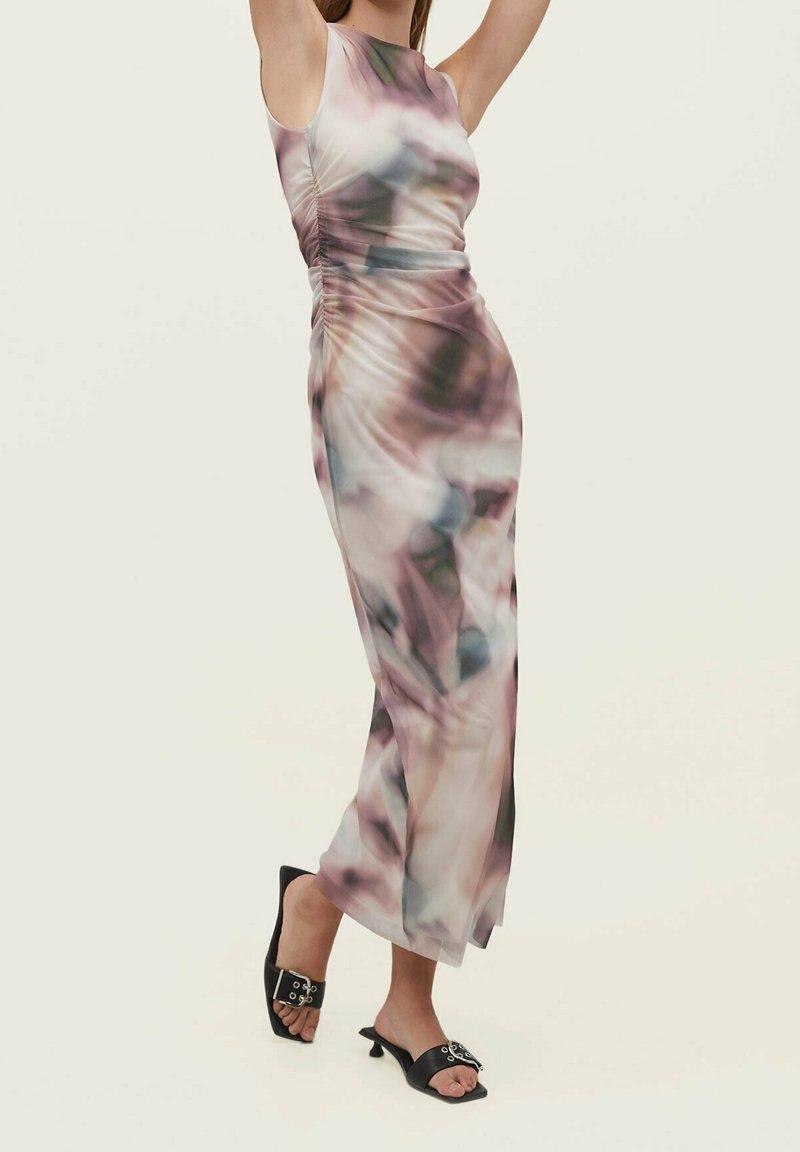 Figurnära, ärmlös maxi-klänning i mjukt, texturerat tyg med ett abstrakt blommönster i rosa och gröna nyanser. Har draperade detaljer på sidan.