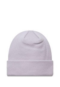 Cappello beanie in maglia di lavanda chiaro con risvolto, texture liscia e delicati dettagli delle cuciture sulla parte superiore.