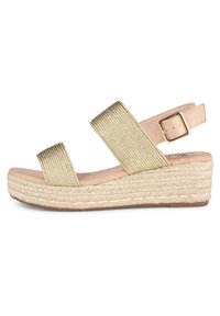 Sandalo wedge dorato con due cinturini texturizzati, una soletta beige morbida e una suola intermedia in juta intrecciata. Chiusura con fibbia regolabile. Suola in gomma piatta.