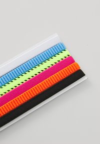 Penki elastingi plaukų gumelės: baltos, šviesiai mėlynos, neoninės žalios, rožinės, oranžinės ir juodos spalvos, su grioveliuota tekstūra ir lygiu paviršiumi.