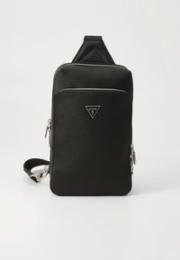 Zwarte crossbodytas gemaakt van gestructureerd materiaal, voorzien van zilverkleurige ritsen en een driehoekig logo-accent. Verstelbare riem om te dragen.