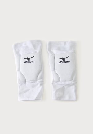 Paire de manchons de genou rembourrés blancs avec logo Mizuno noir sur chaque, conçus pour la protection sportive, posés à plat sur fond blanc.