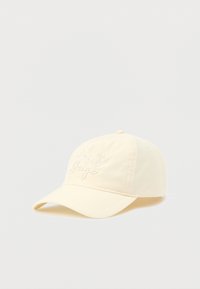 Casquette jaune avec le texte brodé "Hugo" et des accents floraux, confectionnée en tissu doux, dotée d'une visière incurvée et d'un système de réglage à l'arrière.