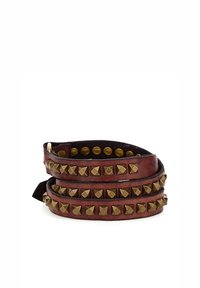 Bracciale in pelle marrone con tre fasce avvolte, decorato con borchie a piramide in ottone e accenti rotondi. Texture liscia e chiusura a scatto regolabile.