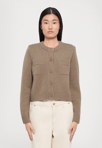 Kuttet taupe cardigan i strikket stoff med ribbet tekstur, rund hals, seks knapper foran og to brystlommer.