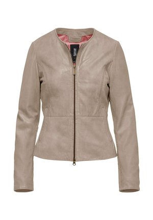 Giacca in pelle beige, design aderente con collo rotondo, chiusura con zip e due tasche frontali. Texture liscia con una fodera interna a contrasto.