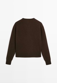 Brauner gestrickter Pullover mit langen Ärmeln, Rundhalsausschnitt und gerippten Bündchen. Strukturierter Stoff mit leicht verkürzter Silhouette.