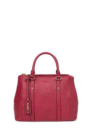 Borsa a mano in pelle rossa con doppi manici, dettagli a strisce verticali e piccolo cartellino attaccato su sfondo bianco.