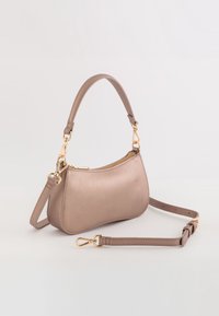 Tasche in Beige mit glatter, strukturierter Oberfläche. Akzente aus goldenem Metall, mit einem abnehmbaren Riemen und einer geschwungenen, strukturierten Form.