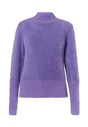 Lilafarbener Pullover mit hohem Kragen, strukturiertem, weichem Material und gestrickten Bündchen. Verfügt über ein flauschiges Finish mit einem glatten Bündchen.