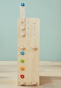 Houten activiteitenbord met een lichte afwerking, met gekleurde knoppen (blauw, groen, rood, oranje) en gaten voor interactie. Glad oppervlak, rechthoekige vorm.