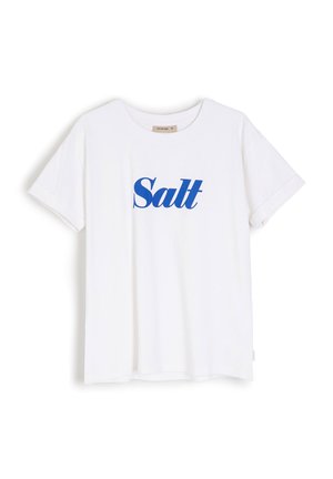 Biała bawełniana koszulka z krótkimi rękawami, z napisem "Salt" w pogrubionym niebieskim kroju szeryfowym z przodu. Okrągły dekolt, luźny krój.