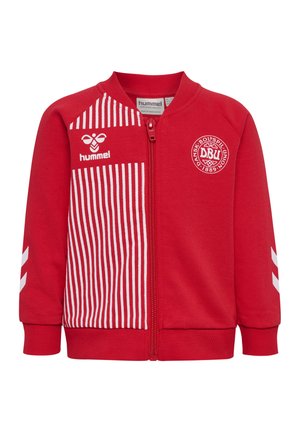 Czerwona kurtka na zamek błyskawiczny z białymi pionowymi paskami na lewej stronie z przodu, logo Hummel oraz emblemat Dansk Boldspil Union na prawej piersi.