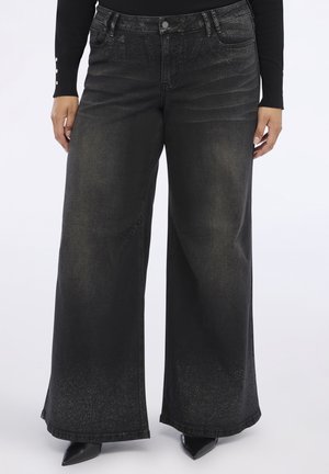 Brede zwarte denim jeans met een vervaagde afwerking, met een hoge taille, zilveren hardware en een subtiele glans. Soepele textuur met stikdetails.