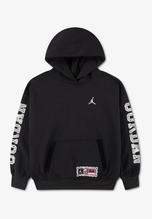 Sweat à capuche noir avec logo Jumpman blanc sur la poitrine, texte « "JORDAN" » sur les deux manches et écusson rose au-dessus de la poche avant.