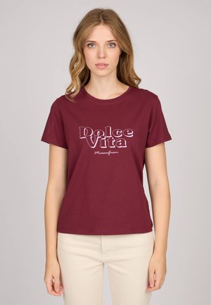 T-shirt à manches courtes bordeaux en coton, avec un texte graphique blanc "Dolce Vita" et un col rond.