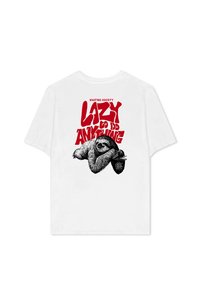 T-shirt bianca in cotone con un'illustrazione nera di un bradipo e un testo rosso in grassetto che recita "LAZY GO DO ANYTHING". Design classico con scollo a girocollo.