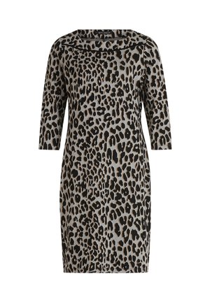 Leopardprint jurk met een bootnek, driekwartmouwen en een getailleerde pasvorm, gemaakt van een zachte, textuurstof in neutrale tinten.