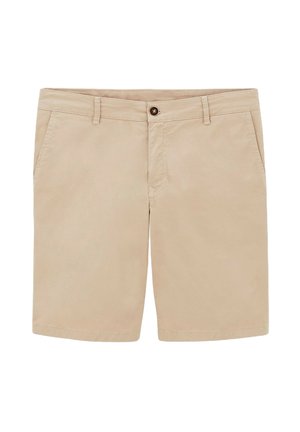 Shorts en coton beige à coupe droite, avec passants de ceinture, poches avant et fermeture à un bouton. Texture lisse, sans motifs.
