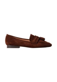 Mocassin plat en daim marron avec petit talon et détail de pampilles sur le dessus, vue de profil sur fond blanc.