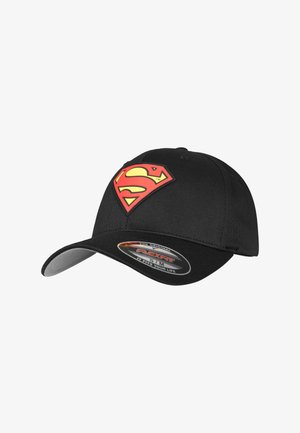 Czarna czapka bejsbolowa z logo Superman w kolorze czerwonym i żółtym na przodzie oraz naklejką rozmiaru Flexfit na zakrzywionym daszku.