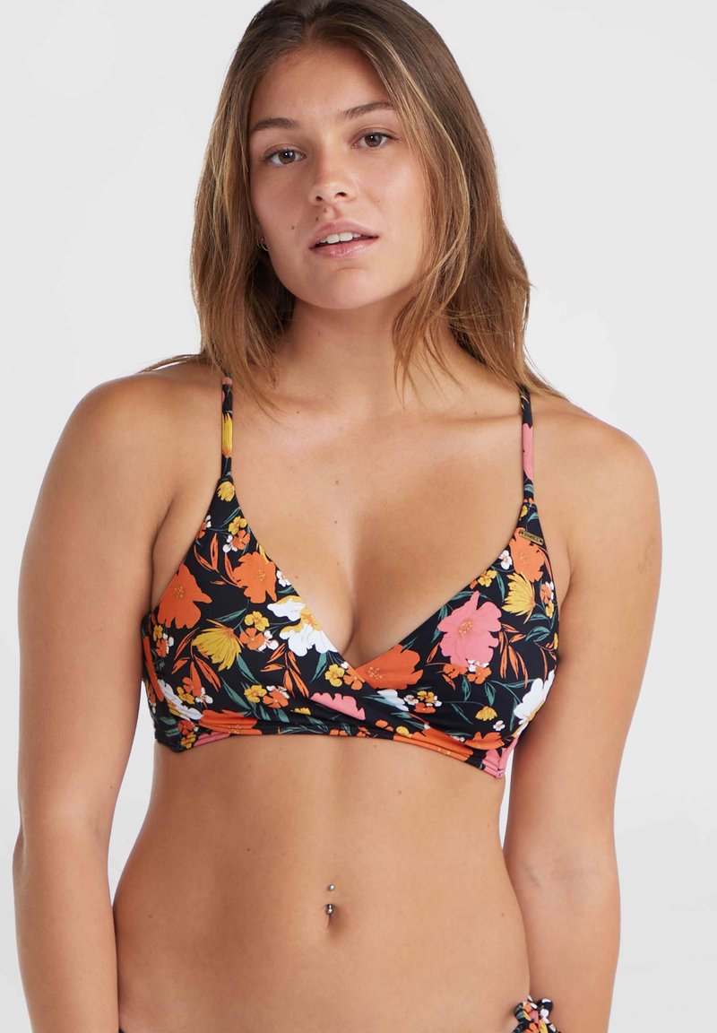Kvetinový bikiny top s čiernym pozadím a farebnými vzormi kvetov, trojuholníkovými košíčkami a tenkými nastaviteľnými ramienkami.