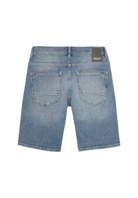 Lichtblauwe denim shorts met een rechte snit, vijf zakken en een merkreferentie in grijs leder op de tailleband. Vervaagde textuur aan de voorkant.
