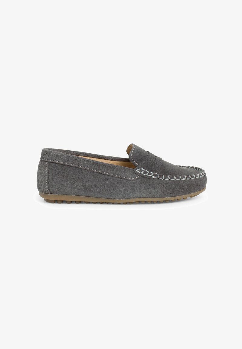 Grauer Wildleder-Loafer mit gesticktem Akzent entlang der Oberseite, flacher Gummisohle und Slip-On-Design. Texturierte Oberfläche mit weichem Innenfutter.