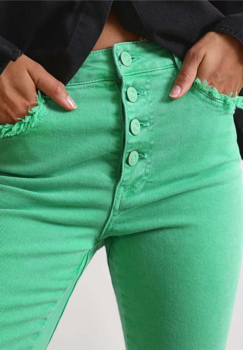 Scalpers FADED ANKLE FLARED Flared Jeans green/groen Zalando.nl