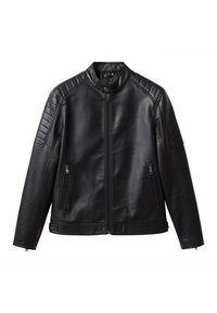 Giacca di pelle nera con colletto alto, dettagli trapuntati sulle spalle e due tasche frontali con zip. Texture liscia e design elegante.