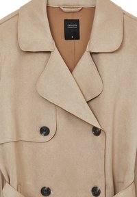 Trench coat beige realizzato in un morbido materiale simile al suede. Caratterizzato da un design doppiopetto, colletto a punte e bottoni neri.