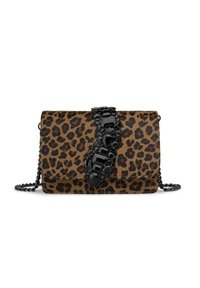 Torebka w panterkę z teksturowanym akcentem czarnej kamieni szlachetnych, o prostokątnym kształcie i łańcuszkowym pasku, który umożliwia noszenie na ramieniu lub na krzyż.