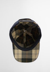 Boné de marinha com aba curvada, apresentando um forro interior xadrez em bege, preto e verde, com um pequeno botão de metal para fecho.