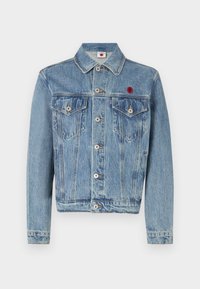 Giubbotto di jeans azzurro chiaro con taglio classico, dotato di due tasche sul petto, etichetta con marchio e bottoni in tonalità argento. Cuciture semplici e texture.