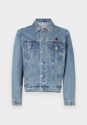 Giubbotto di jeans azzurro chiaro con taglio classico, dotato di due tasche sul petto, etichetta con marchio e bottoni in tonalità argento. Cuciture semplici e texture.