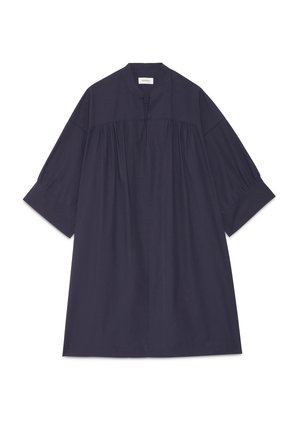 Robe bleu marine ample jusqu'aux genoux, manches trois-quarts, tissu froncé sous le plastron, et col mandarin avec une fente à l'avant.