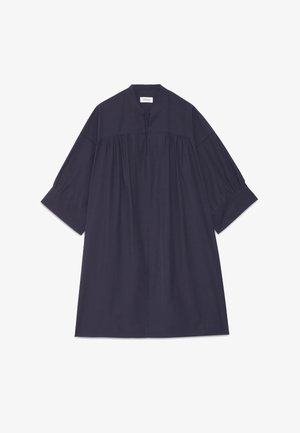 Robe bleu marine ample jusqu'aux genoux, manches trois-quarts, tissu froncé sous le plastron, et col mandarin avec une fente à l'avant.