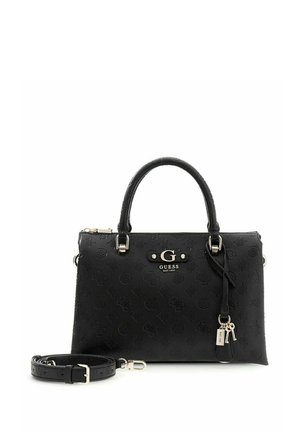 Sac à main Guess noir avec motif de logo en relief, ferrures argentées, poignées supérieures, bandoulière amovible et porte-clés décoratifs.