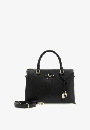 Sac à main Guess noir avec motif de logo en relief, ferrures argentées, poignées supérieures, bandoulière amovible et porte-clés décoratifs.