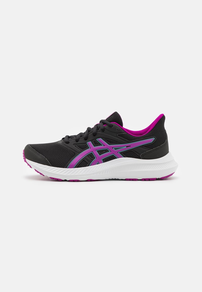 Chaussure de course noire et violette avec semelle blanche, accents violets et empeigne en mesh, vue de profil sur fond blanc.