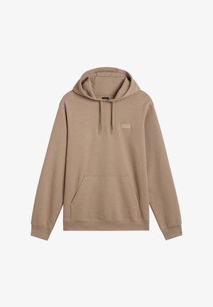 Sudadera marrón hecha de tela suave, con un bolsillo canguro frontal, capucha ajustable con cordón y un pequeño parche de logo en el pecho.