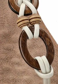 Acentos circulares de madera marrón con correas de un beige claro entrelazadas, con cuentas de madera a rayas. Fondo suave y texturizado.