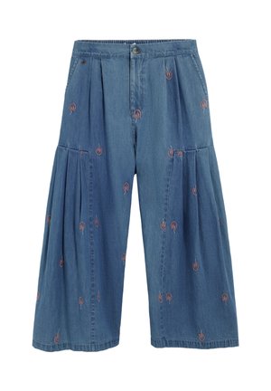 Pantalones culottes de mezclilla con un corte relajado, adornados con motivos bordados en rojo. Tiene pliegues en la parte frontal y una cintura con cierre de botón.