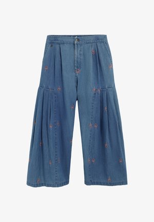 Pantalones culottes de mezclilla con un corte relajado, adornados con motivos bordados en rojo. Tiene pliegues en la parte frontal y una cintura con cierre de botón.