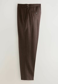 Pantalons marron en tissu fin, dotés d'une passante de ceinture, de plis sur le devant et d'une poche arrière unique avec une fermeture à bouton.