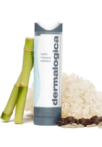 Dermalogica Hydro Masque Exfoliant in einem klaren Behälter mit grauen Akzenten. Enthält Bambusstämme, strukturierte weiße Fasern und dunkle Kaffeebohnen.