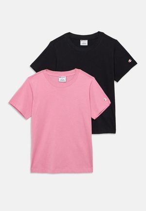 Kaks crew-neck T-särki: üks roosa ja üks must, valmistatud puuvillast, lühikeste varrukatega ja väikese tikklogo vasakul varrukal.