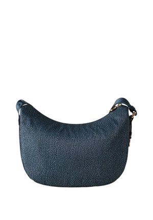 Piccola borsa a tracolla in pelle nera testurizzata con elementi in metallo dorato e tracolla regolabile, forma a mezzaluna, sfondo semplice.