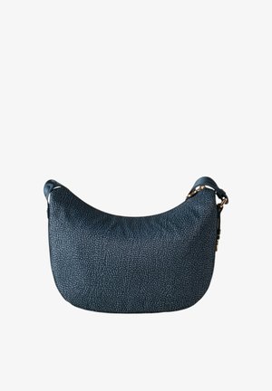 Piccola borsa a tracolla in pelle nera testurizzata con elementi in metallo dorato e tracolla regolabile, forma a mezzaluna, sfondo semplice.